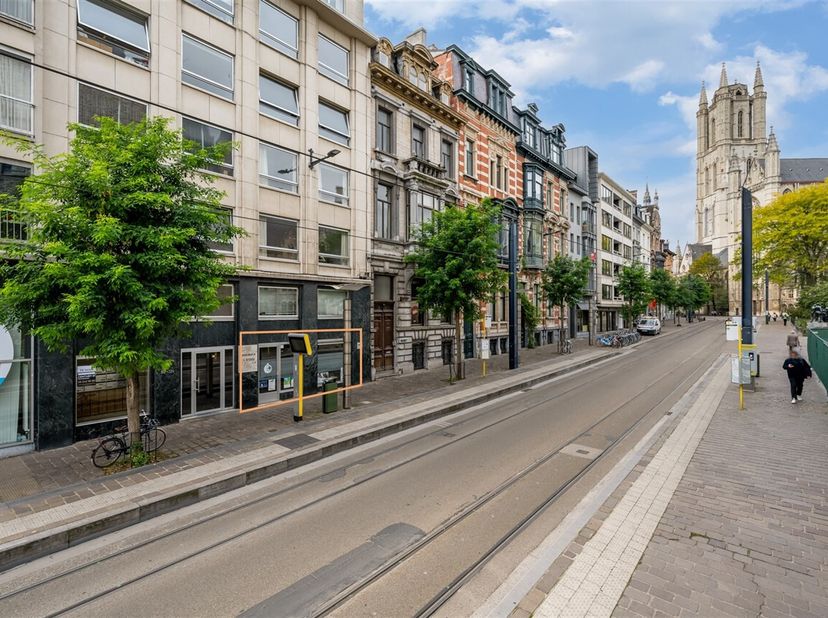 Dit kantoor is gelegen in het hart van Gent, in de kernstad, rechtover het Duivelsteen.&lt;br /&gt;
Vlot te bereiken via het openbaar vervoer, vlakbij de tr