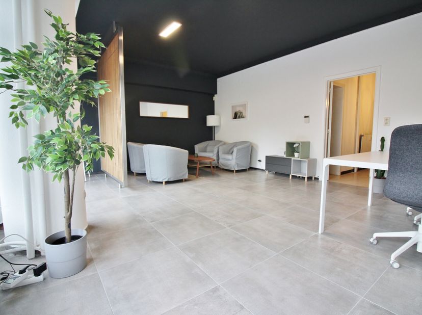 COUP DE COEUR ASSURE! L&#039;agence immobilière SCIARA a le plaisir de vous présenter ce rez commercial EN EXCELLENT ETAT (PVC double vitrage, életricité r