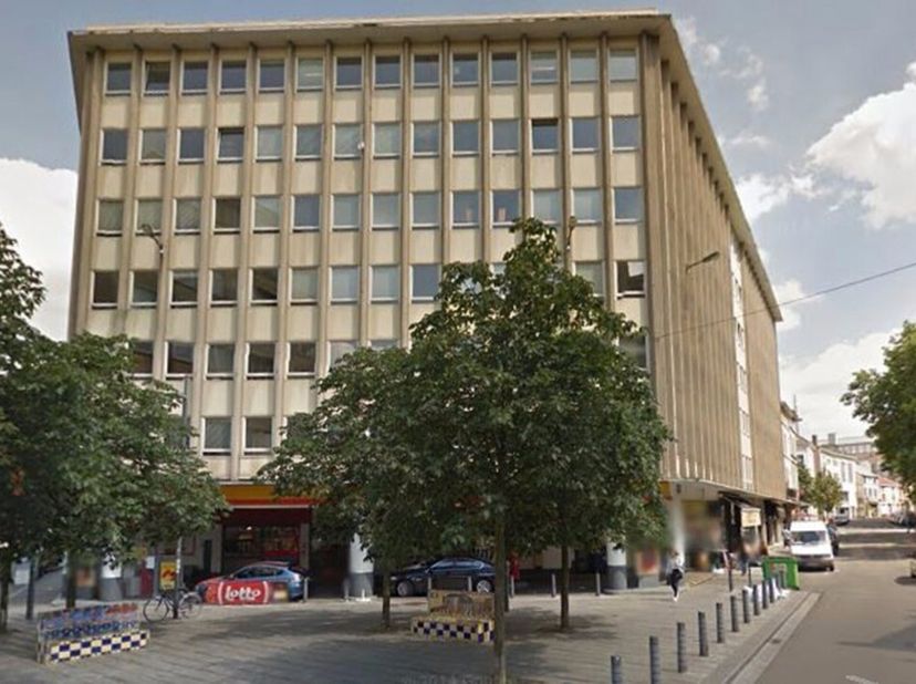 Kantoorgebouw gelegen aan het Flageyplein, op wandelafstand van talloze winkels, restaurants en parken.&lt;br /&gt;
Kantoorruimte te huur van +/- 156 m² bru