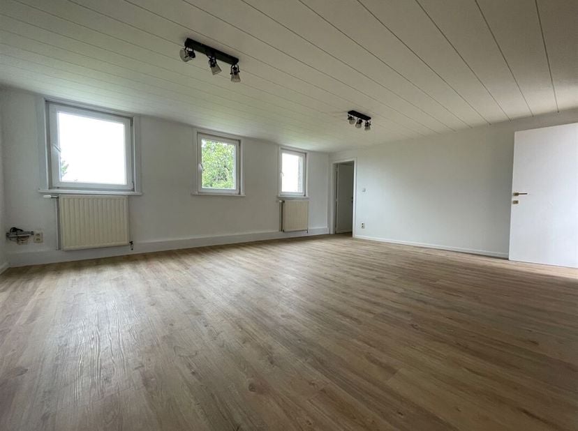 Très bel appartement 2 chambres entièrement rénové situé en plein coeur du village d&#039;Ere, à 5 minutes du centre de Tournai.&lt;br /&gt;
Le bien comprend un