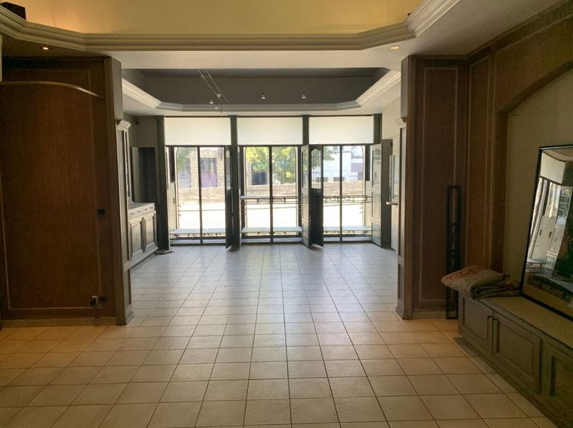 Belle surface commerciale de +/- 50m² idéalement située dans une rue commerçante dans le centre de Tournai.&lt;br /&gt;
Le bien dispose d&#039;un hall d&#039;entrée,
