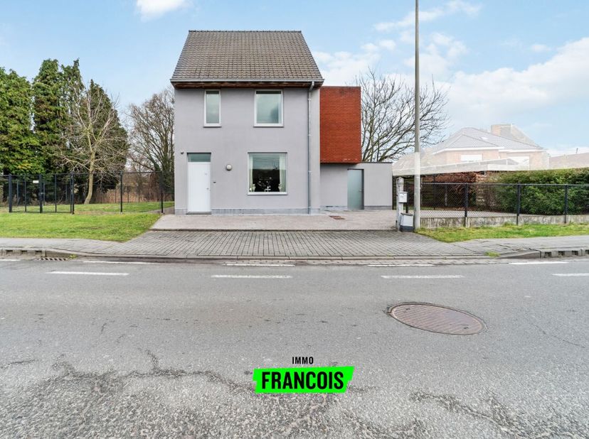 Welkom bij deze prachtige alleenstaande woning op de grens van Oostkamp en Sint-Michiels. Deze woning bevindt zich op een perceel van 879 m² en werd i