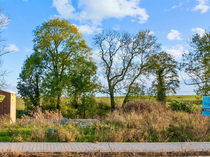 Mooi gelegen BOUWGROND genietend van een prachtig zicht op GROEN. Rustig &amp; aangenaam gelegen doch genietend van een vlotte bereikbaarheid. Geen bouwve