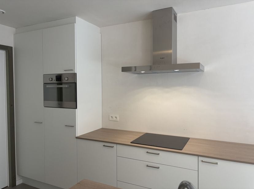 A 0,4 is een tof en best ruim appartement van bijna 100 m² met maar liefst drie (slaap)kamers. De ruime badkamer maakt plaats voor zowel een douche al