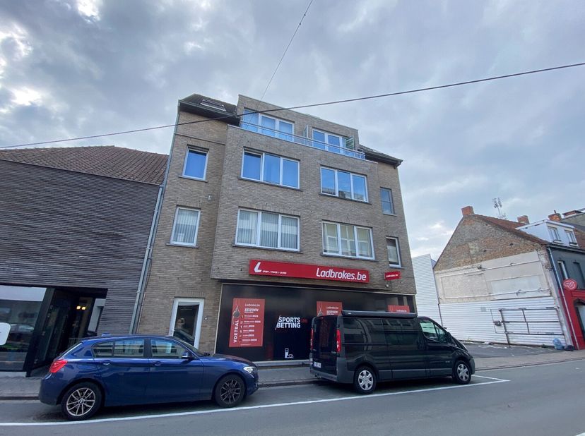 Dit prachtig gelegen dakappartement in residentie &quot;Mary Jane&quot; biedt een ideale investering met een mooi rendement! Gelegen nabij scholen, het station,
