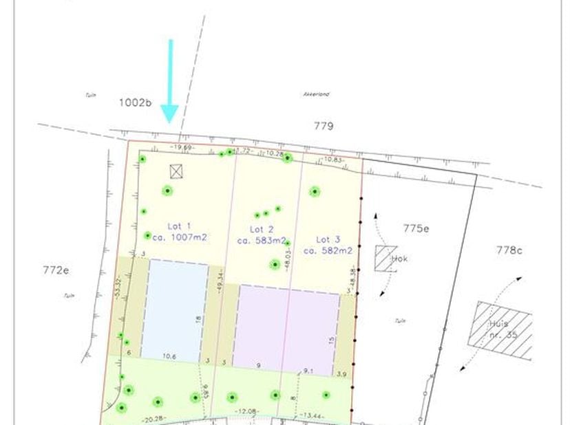 Het volledige perceel is opgedeeld in 3 loten bouwgrond waarvan lot 1 geschikt is voor een vrijstaande woning. &lt;br /&gt;
De grond is rustig gelegen in Ru