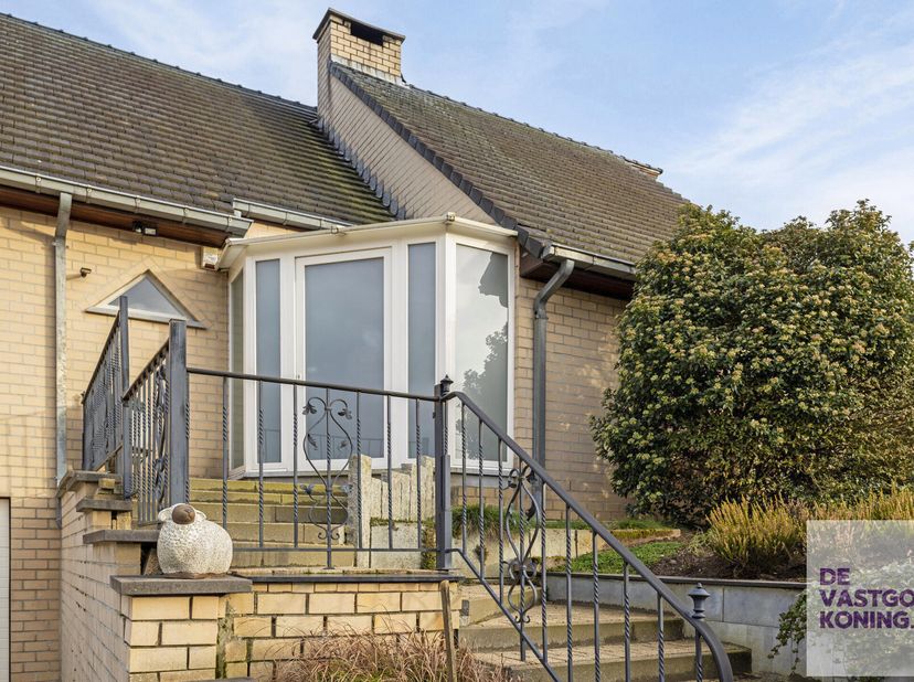 Interesse? Voor meer info of bezoek email info@devastgoedkoning.be of bel 016/798.555 (ma-vrij 9-18u of za 9-12u).&lt;br /&gt;
Deze zeer ruime woning uit de