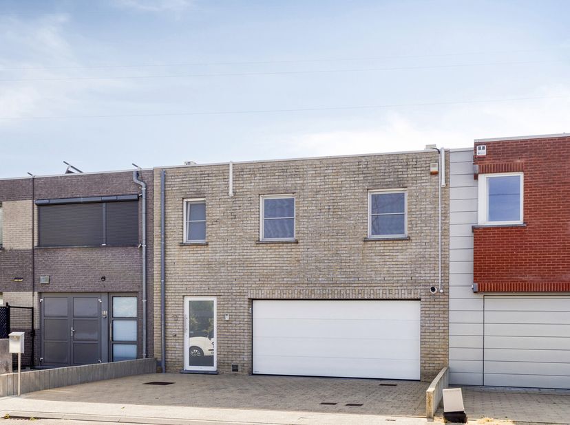LEEMANS IMMOBILIËN stelt u met plezier deze volledig instapklare én tevens energiezuinige woning (EPC-label A) voor, rustig gelegen in een doodlopende