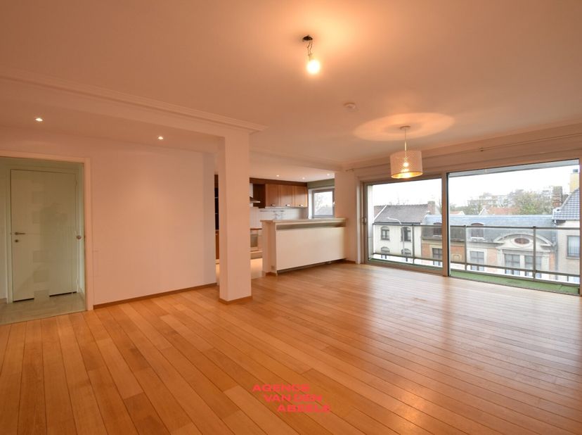 Dit prachtig lichtrijk woonappartement is gelegen op een steenworp afstand van het bruisende  centrum van Brugge en is vlot bereikbaar met het openbaa
