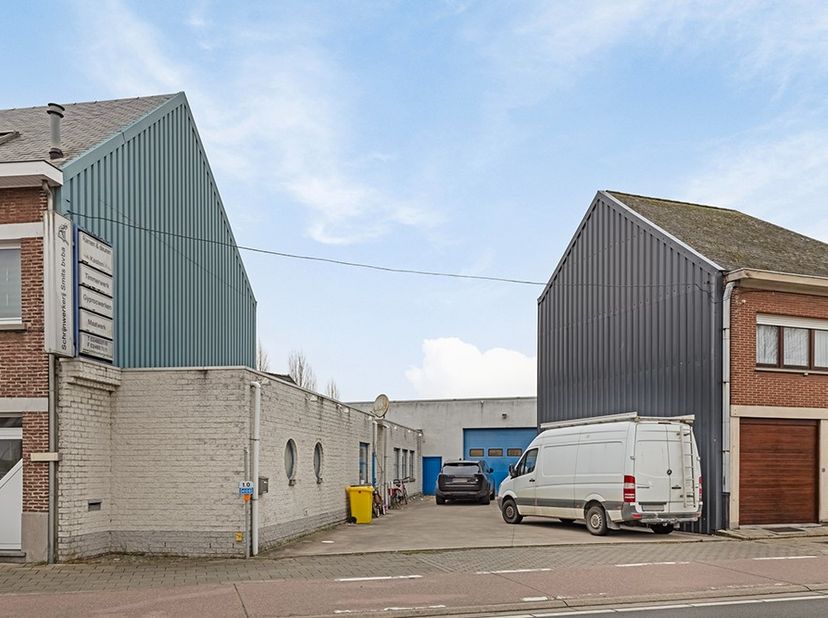 Contacteer Tim voor meer info: 0471 69 39 40. Centraal gelegen magazijn van 386m2 op slechts 1 min. rijden van de Ring van Lier. Momenteel is het inge
