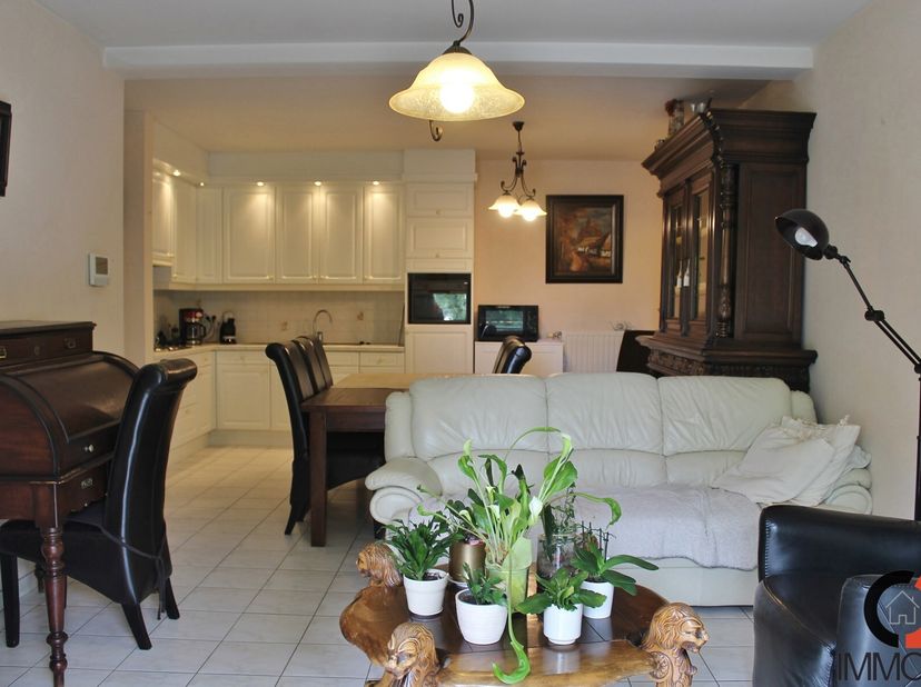 Centraal gelegen en instapklaar appartement met 2 slaapkamers en een afgesloten garagebox.&lt;br /&gt;
Het appartement is gelegen op de 1ste verdieping en b