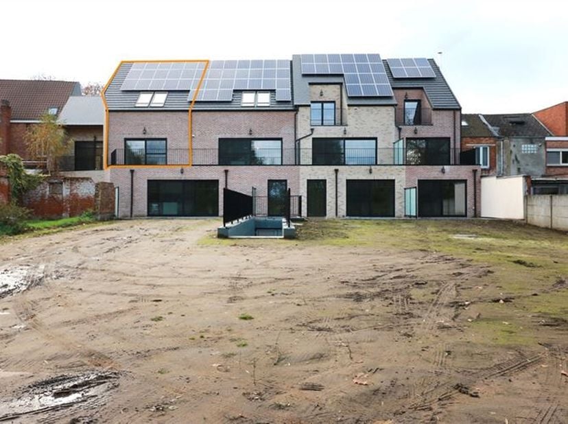 Uniek hoogwaardig afgewerkt één slaapkamer duplex-appartement in het dorpcentrum van Zichem, op wandelafstand van het station. Dit appartement, bereik