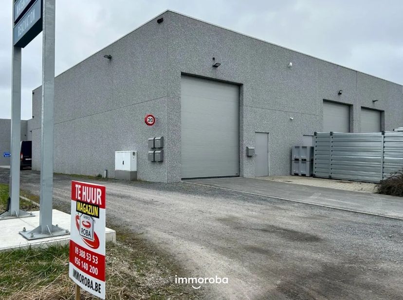 Hangar met een oppervlakte van 150m². Het magazijn is voorzien van water. Toilet en 1 parkeerplaats. Voor meer info of een bezoek, mail gerust naar an