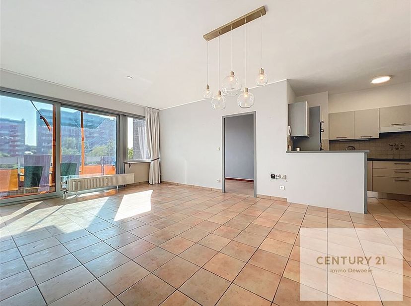 Idéalement situé à proximité de toutes les commodités et du centre de Nivelles, CENTURY 21 Immo Dewaele est ravi de vous présenter cet appartement rén