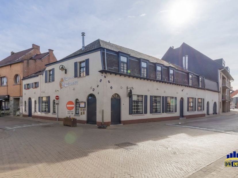 Na meer dan 35 jaar dezelfde uitbating komt dit gevestigde restaurant beschikbaar voor overname. Gelegen in het centrum van Lebbeke, biedt deze zaak e
