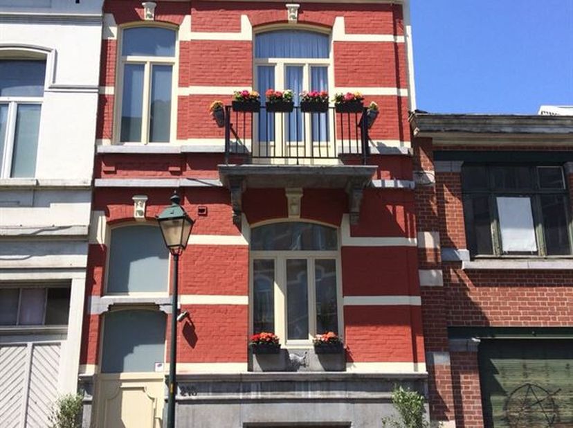 Splendide maison rénovée en 2019 prévue pour faire du co-living  de +/-330m², composée comme suit: entre sol: Une belle pièce polyvalente ( salle de j