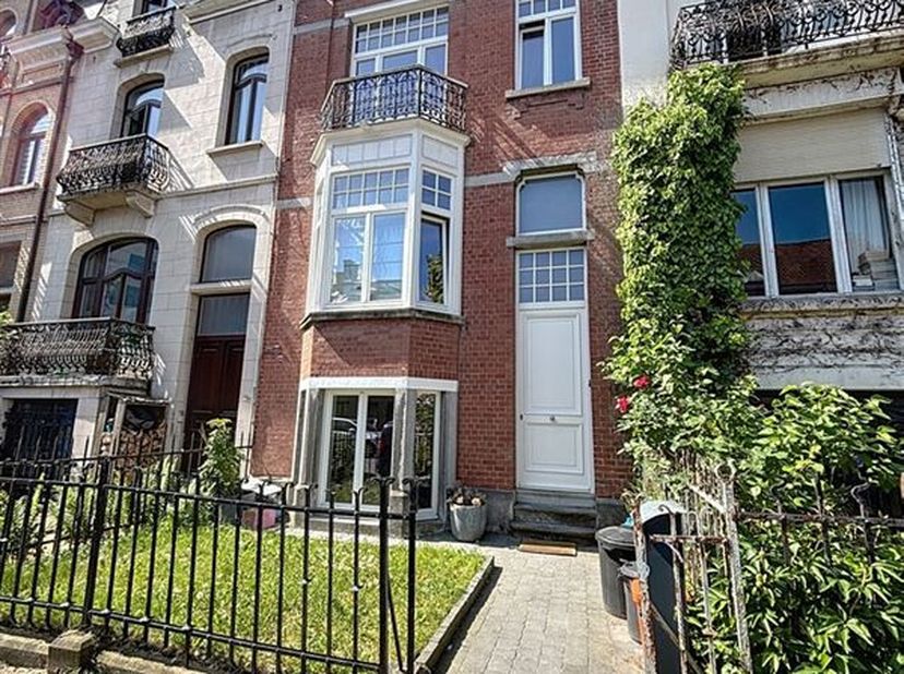 Dit prachtige huis ligt aan de Louis Titecastraat, vlak bij het trammuseum. Het werd in 1912 gebouwd door architect J-Schoonjans en in 2021 volledig g