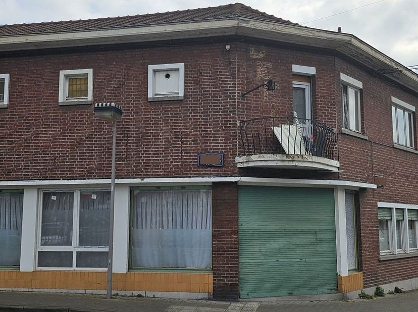 Idéal pour investisseur : maison à vendre près de LA LOUVIERE , les locataires actuels verseront à l&#039;acquéreur un loyer de 1.200,00 Eur. / mois . Rent