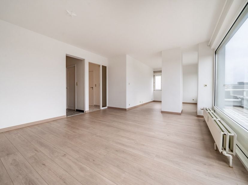 Idéalement situé à ANS, à proximité de toutes commodités, écoles, commerces et gare, au 7ème étage d&#039;un immeuble avec ascenseur, spacieux appartement