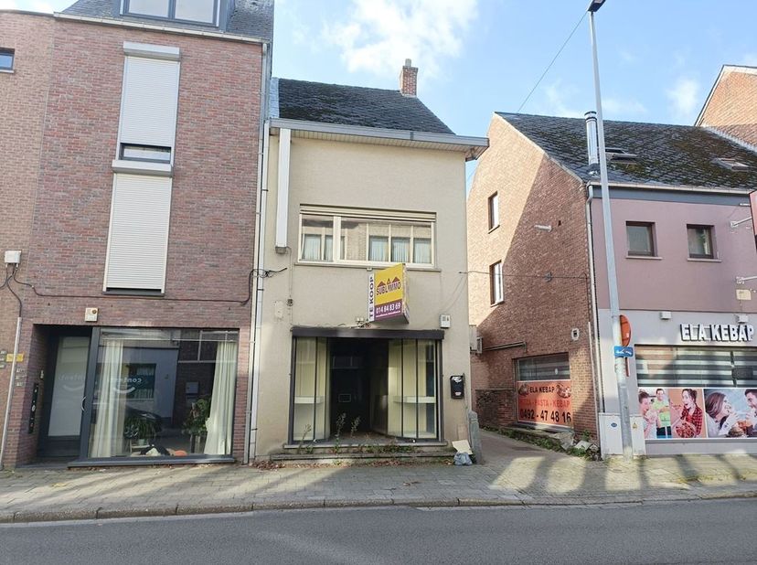 Woonst met mogelijkheid om handelszaak om te bouwen tot leefruimte!&lt;br /&gt;
&lt;br /&gt;
Het gebouw heeft aan de voorkant het handelspand van 30m².&lt;br /&gt;
Zowe
