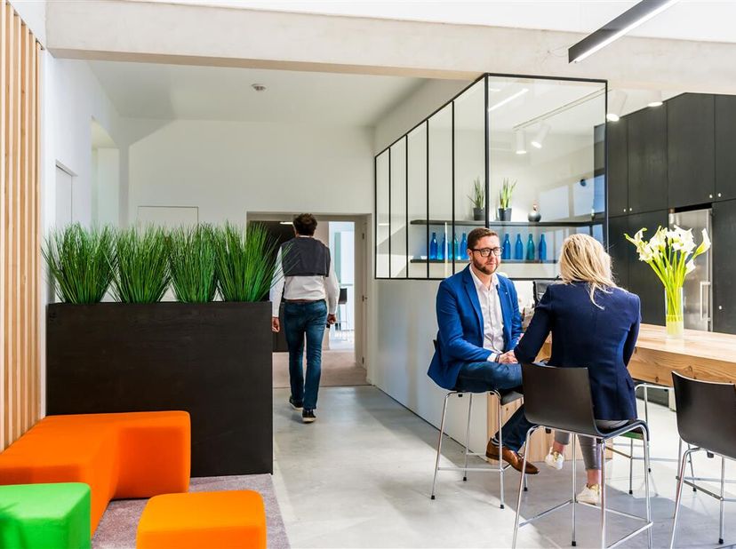Dit gerenoveerde kantoorgebouw biedt een moderne loftlook met alle hedendaagse voorzieningen. Gelegen vlak bij het Zuid- en Muinkpark én langs de opri