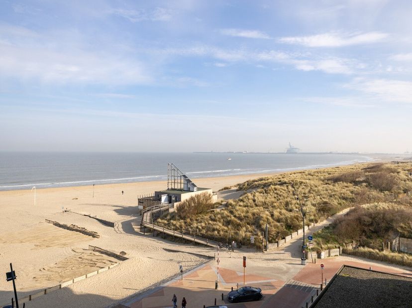 Blankenberge: Appartement entièrement rénové avec une vue imprenable sur la mer à vendre Au 6e étage de la résidence &quot;Godetia&quot;, située sur la digue, s