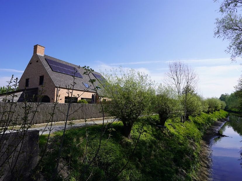 Maison de couple ensoleillée avec Green Glow !&lt;br /&gt;
Dans cette maison de couple jeune et prête à l&#039;emploi, vous vivrez paisiblement et avec style. La