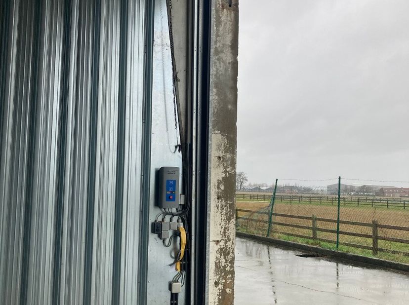 grote loods van 120m²zeer mooie grote loods, perfect om te stapelen in de hoogte en zeer toegankelijk.aansluiting van elektriciteit is aanwezig.grote