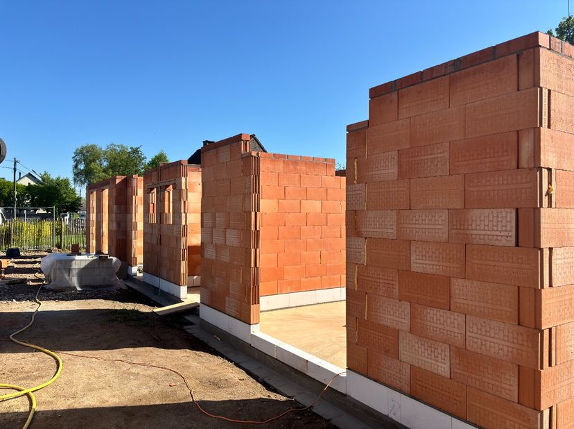 Dans une rue calme du charmant village de Geetbets, vous trouverez cette maison jumelée neuve de grande qualité. La propriété est proposée en coque ou