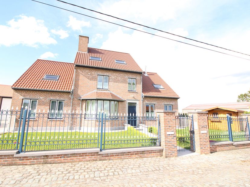 Spacieux duplex de 150m² avec petit jardinet, situé proche du centre d&#039;Ellezelles et des commerces. Il comprenant un hall dentrée, grand séjour lumine