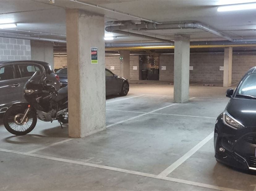 Goed bereikbare staanplaats in recent gebouw te Herent Centrum.&lt;br /&gt;
Bent u op zoek naar een stalling voor uw wagen, dicht bij station, kantoren, cen
