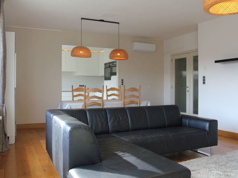 Ce charmant appartement bien entretenu de 110 m² est situé au dernier étage d&#039;une petite résidence de seulement trois unités, dans le quartier calme e