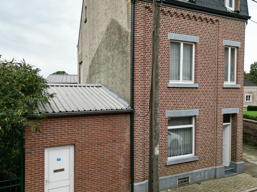 Op te frissen woning met 3 slaapkamers in een groene omgeving te Riemst.De woning heeft een bewoonbare oppervlakte van 203 m² en een grondoppervlakte