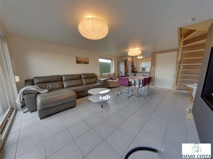 Gezellige halfopen vakantiewoning te koop in Westende, op wandelafstand van het strand. De woning biedt een lichtrijke woonkamer met open keuken en ee