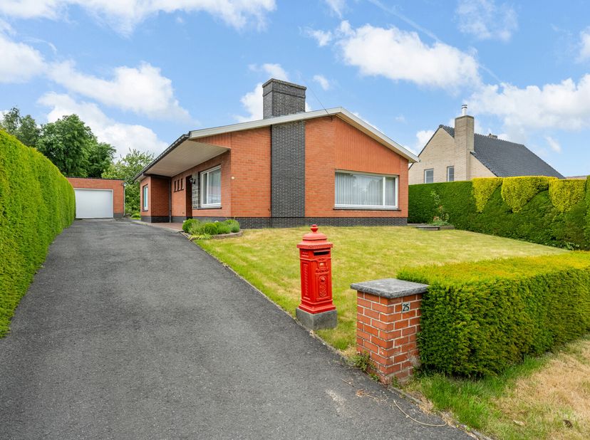 Ontdek deze gezellige bungalow, ideaal gelegen in het rustige en groene Roborst, deelgemeente van Zwalm. Deze woning biedt u vele mogelijkheden en is