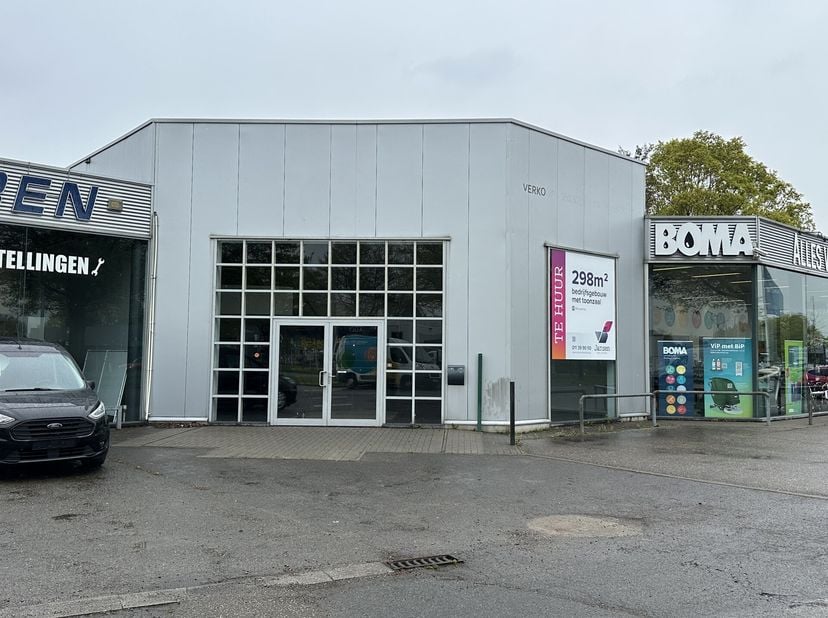 Commercieel (zichtlocatie) zeer goed gelegen bedrijfsgebouw gelegen in KMO zone, met een totale oppervlakte van +/- 297,50m² en parking.&lt;br /&gt;
De ruim