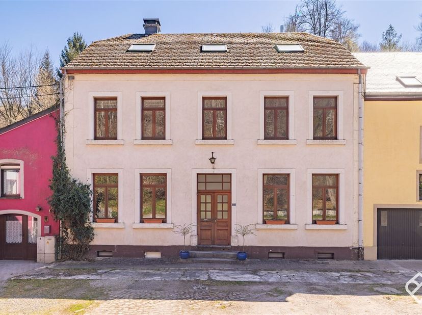 Découvrez cette magnifique demeure située à Waltzing, un véritable havre de paix offrant 270m² de surface habitable sur un terrain spacieux de 1129m².