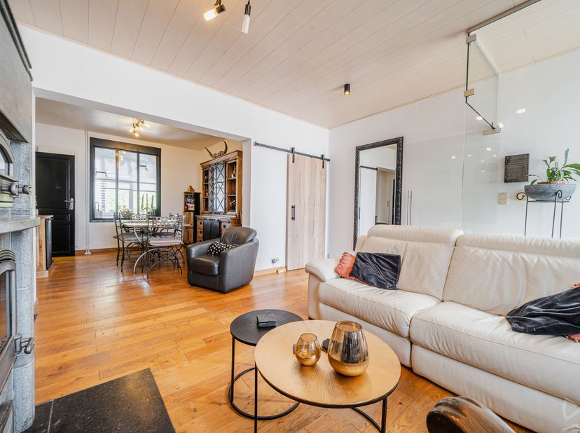 Nichée dans un environnement rural privilégié, cette maison indépendante allie modernité et cadre de vie exceptionnel avec terrain de 14,7 ares mêlant