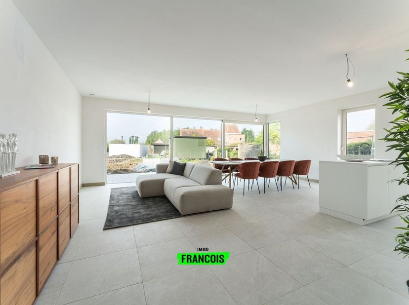 Dit luxueuze appartementengebouw is een architectonisch meesterwerk dat modern design combineert met klassieke elegantie. Met aandacht voor detail en