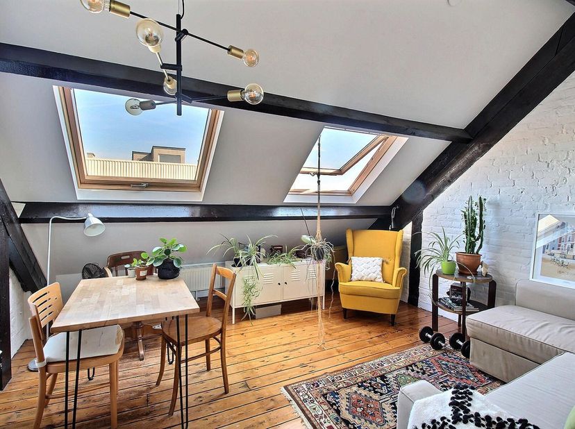 Ixelles - Etangs d&#039;Ixelles : Bel appartement 1 chambre sous toit&lt;br /&gt;
Découvrez ce lumineux appartement 1 chambre idéalement situé à deux pas des éta