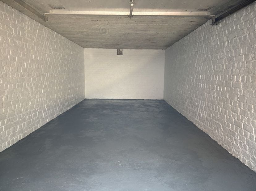 Garagebox gelegen achter een kleinschalig appartementsgebouw in Wilrijk (Oosterveld), met een extra toegangspoort tot het domein voor extra veiligheid