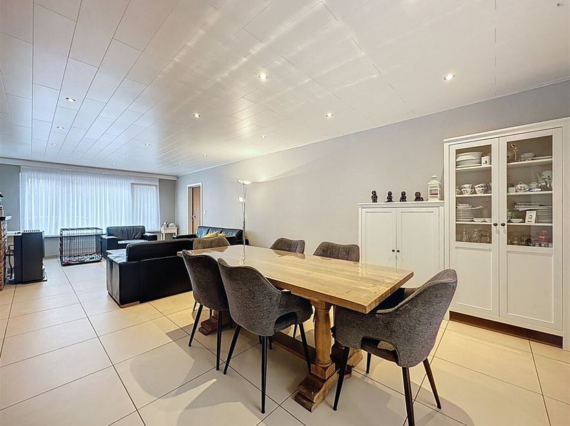 Instapklare woning met 5 slaapkamers en garage in Sint-Niklaas!&lt;br /&gt;
voor bezoek : sms 0470/30.20.10&lt;br /&gt;
Deze instapklare woning is gelegen aan de