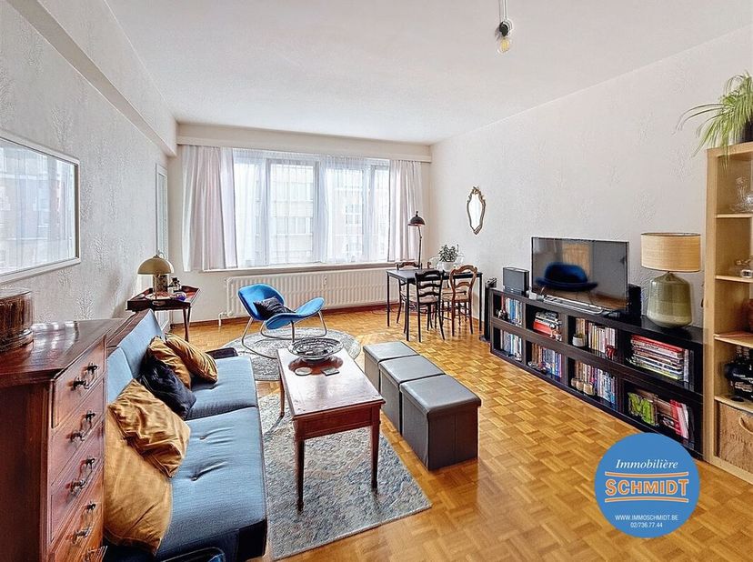 Etterbeek ( place du ROI VAINQUEUR). Appartement te vernieuwen van 76m ² bestaat uit een woonkamer, keuken, 2 slaapkamers, een badkamer, 2 balkons en