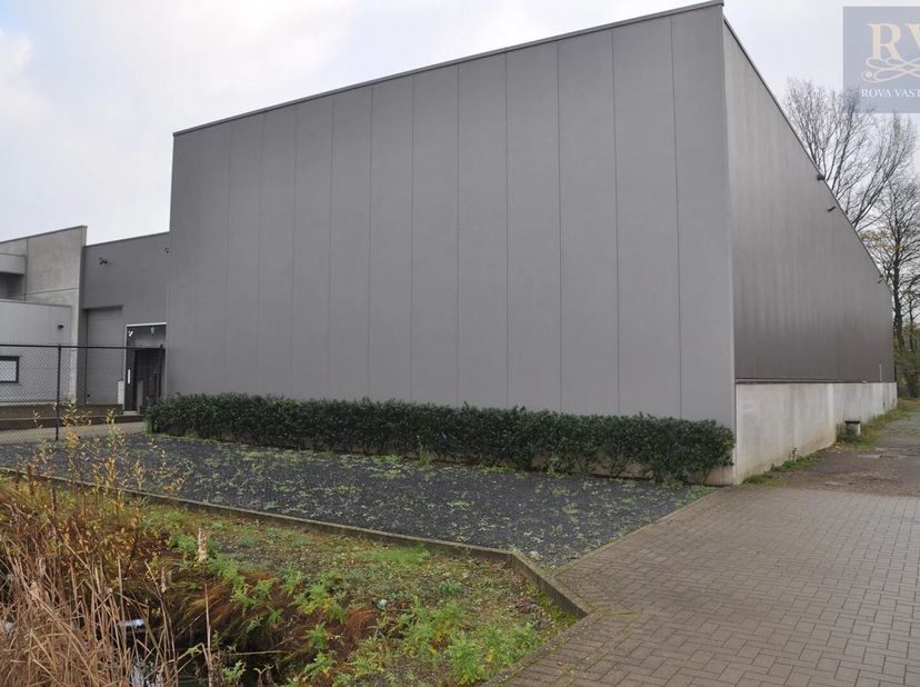 OPSLAGLOODS VAN +-407 M ² OP EEN CENTRALE LOCATIE IN ZONHOVEN&lt;br /&gt;
Deze recent gebouwde opslagplaats vindt u terug op het industrieterrein aan de Sen