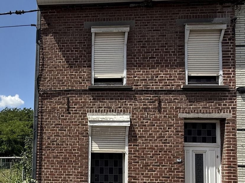 Flénu. Maison à rénover avec potentiel. Située dans une rue calme , cette maison à rénover entièrement offre un beau potentiel daménagement pour un pr