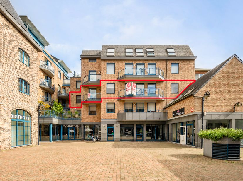 Wil je graag op een appartement wonen in te binnenstad, zonder in te boeten op woonoppervlakte. Dan zal dit zeer ruim appartement met veel lichtinval