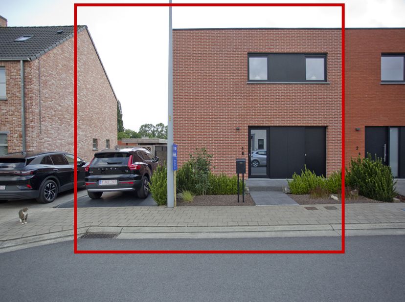 MAISON SEMI-MITOYENNE- &lt;br /&gt;
&lt;br /&gt;
Cette maison récemment construite, jumelée d’un côté, est située à Geluwe, à proximité du centre ainsi que des ax