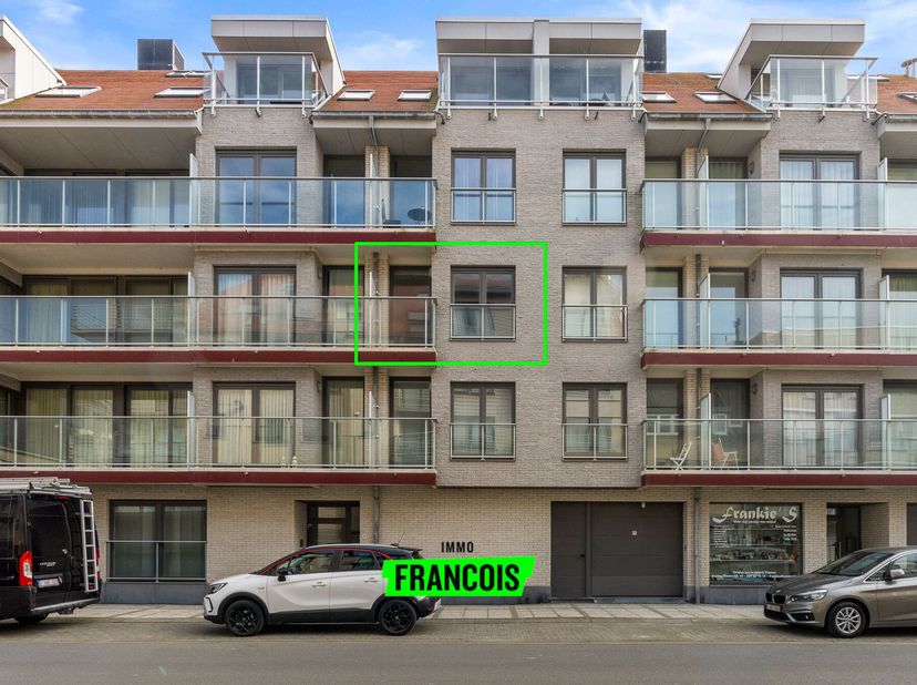 Situé dans une jeune résidence de Westende, cet appartement de deux chambres à coucher offre un espace de vie lumineux à deux pas de la plage. Le salo