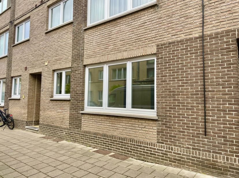Comfortabel gelijkvloers-appartement op wandelafstand van het centrum , bestaande uit inkomhal , ruime living met aansluitend keuken en berging met aa