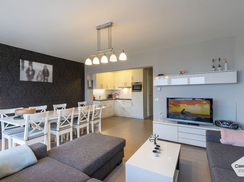 Dit volledig vernieuwde appartement is een ware oase van comfort en stijl, gelegen op de vijfde verdieping, bereikbaar via de lift. Het appartement bi